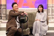 くりぃむしちゅー有田と新川優愛。(c)フジテレビ