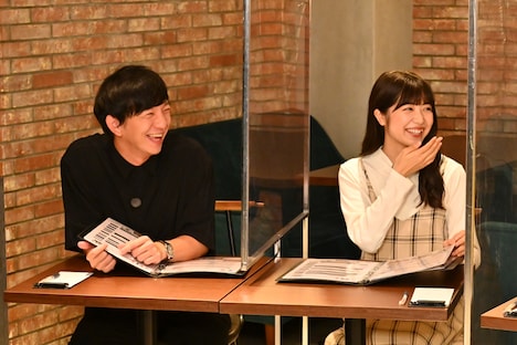 パンサー向井と吉田莉桜。(c)TBS