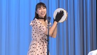 お祝いソングを熱唱する谷川友梨。