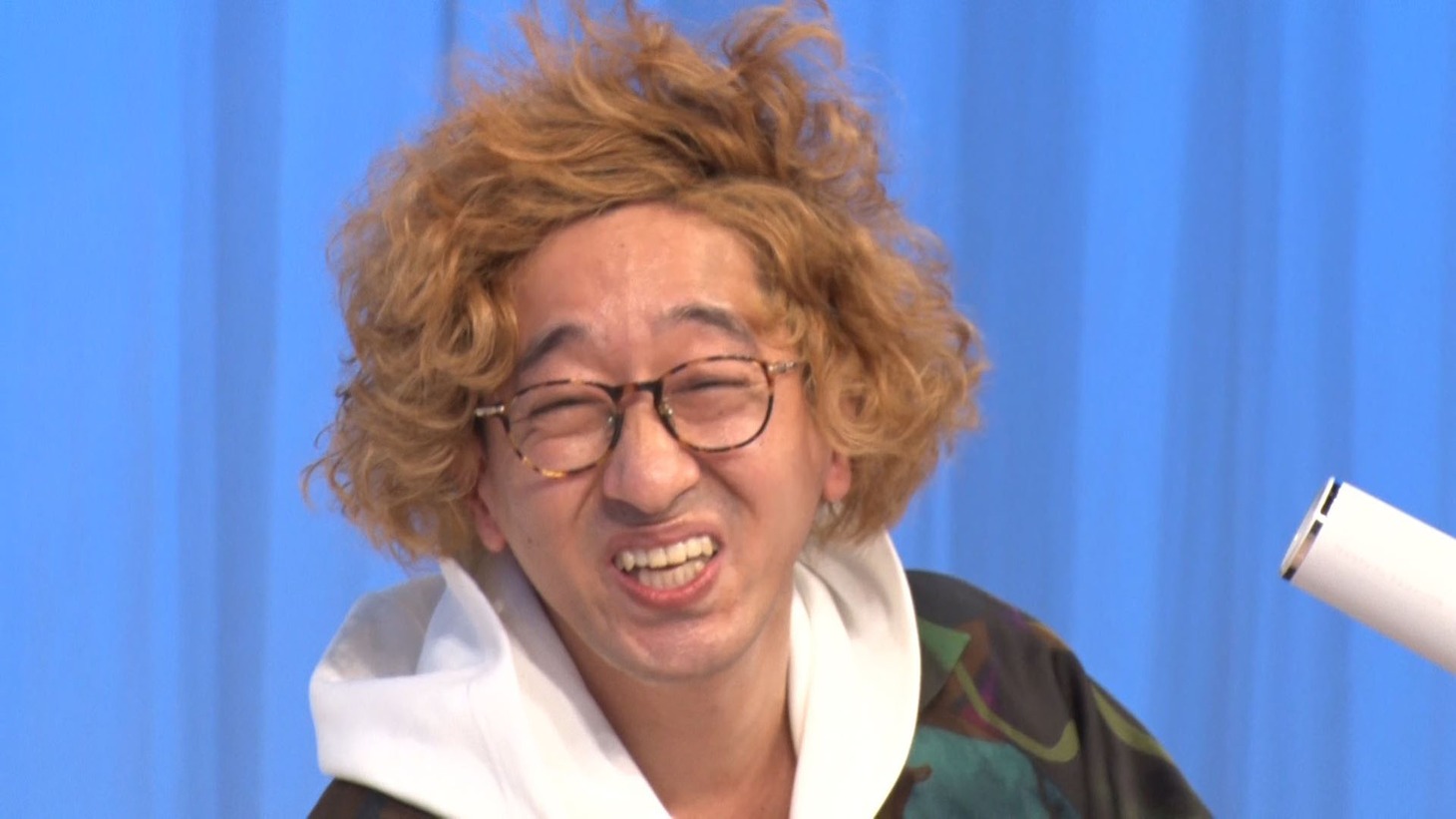 宇都宮まきへの結婚祝いをプレゼンするボンざわーるど。
