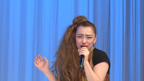 ある女性アーティストになりきってお祝いソングを歌う森田まりこ。