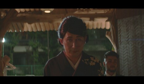 「終電で帰ります」のミュージックビデオに出演したシソンヌじろう。