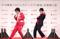 ぺこぱ松陰寺（左）と、松陰寺になりきる鈴木福（右）。