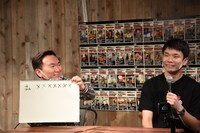 「ゾン噛ま」の成績が書かれたカンペを見せるかまいたち山内（左）。