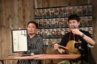 「本日の掟」を発表するかまいたち。