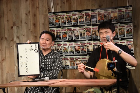 「本日の掟」を発表するかまいたち。