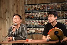 DVDボックス購入者にさらなる特典として“面白い顔”を披露するかまいたち濱家（右）。