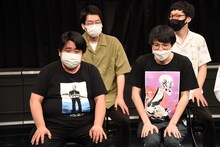 「キングオブコント2021」優勝から3日経った空気階段（前列2人）。