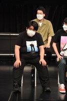 股関節の軟骨がすり減っており、セグウェイに乗る2本目のネタが心配された空気階段・鈴木もぐら。