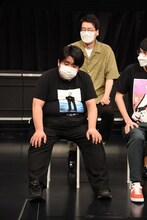 股関節の軟骨がすり減っており、セグウェイに乗る2本目のネタが心配された空気階段・鈴木もぐら。