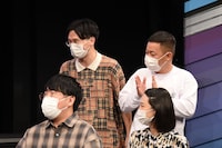 ザ・マミィ（後列2人）