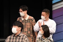 ザ・マミィ（後列2人）