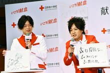 献血に関するクイズコーナーで「献血は何歳からできる？」とのクイズに答えるぺこぱ。