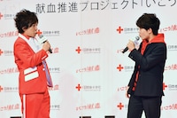 口笛を鳴らし合うぺこぱ松陰寺（左）と鈴木福（右）。