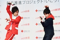 ぺこぱ松陰寺（左）をイメージしたポージングに鈴木福（右）が臨んだワンシーン。