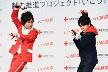 ぺこぱ松陰寺（左）をイメージしたポージングに鈴木福（右）が臨んだワンシーン。