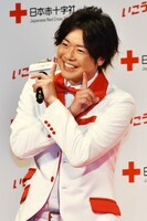 笑顔でシュウペイポーズを見せるシュウペイ。