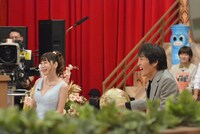 左から沢田富美子、千原ジュニア。(c)読売テレビ