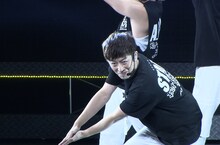 河合郁人になりきったフットボールアワー後藤。(c)日本テレビ