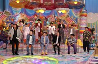 「アメトーーク！」に「よしもと漫才劇場芸人」として出演する（前列左から）見取り図、霜降り明星、ミキ、（後列左から）蛙亭、ニッポンの社長、さや香。(c)テレビ朝日