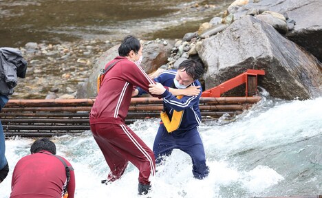 アンガールズ田中とかまいたち山内が因縁のバトルを繰り広げるワンシーン。(c)フジテレビ