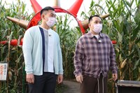 巨大迷路での対決より参加するミルクボーイ。(c)フジテレビ