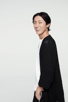 矢部浩之のアーティスト写真。