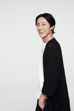 矢部浩之のアーティスト写真。