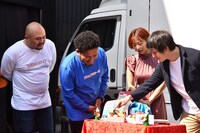 マジックミラー号25周年特別企画として販売されるおせち料理商品「新春ビンビンSODおせち」をPRする一同。