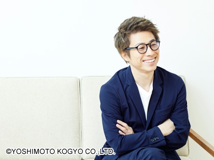 ベアツシの声と動きを担当するロンドンブーツ1号2号・田村淳。