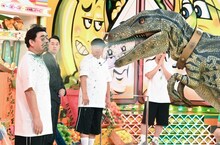 サンドウィッチマン富澤（手前）(c)TBS