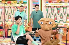 「バナナサンドSP」に出演する千鳥ノブ、サンドウィッチマン（後方）。(c)TBS