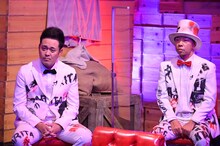 くりぃむしちゅー有田とバイきんぐ小峠。(c)TBS