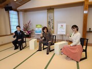 左から清水勇人市長、ダイアモンド☆ユカイ、荒木優里アナウンサー。(c)テレ玉