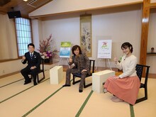 左から清水勇人市長、ダイアモンド☆ユカイ、荒木優里アナウンサー。(c)テレ玉