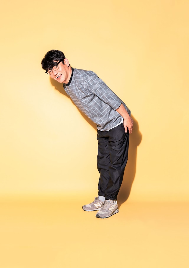 「steady.」2021年11月号（宝島社）より、ずん飯尾。