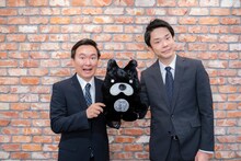 「ぜにいたち」のMCを務めるかまいたち。