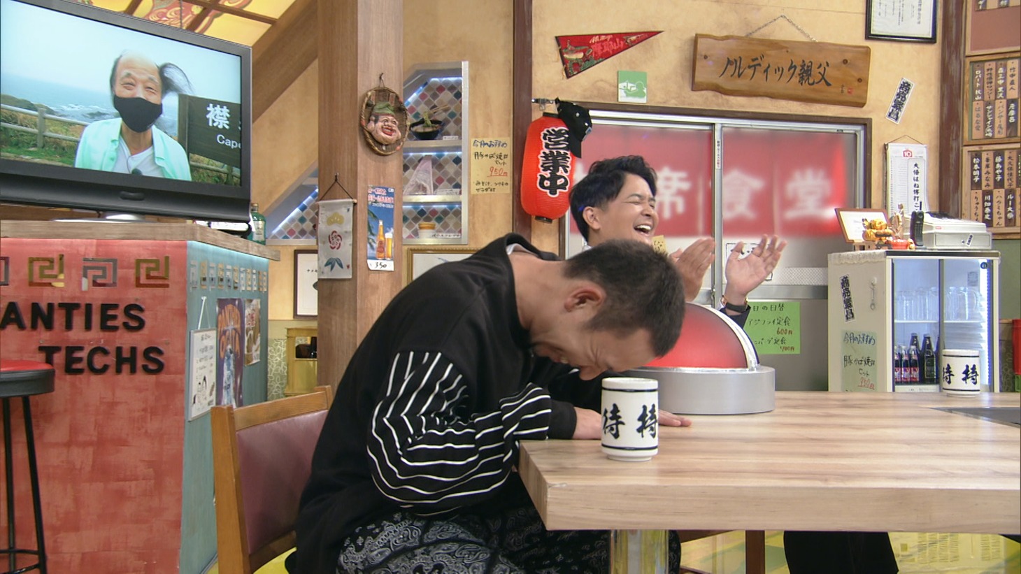 海原はるかのVTRをスタジオで観る千鳥。(c)ABCテレビ