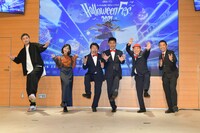 （左から）KDDIの中馬和彦氏、世良マリカ、ダチョウ倶楽部、渋谷区長の長谷部健氏。