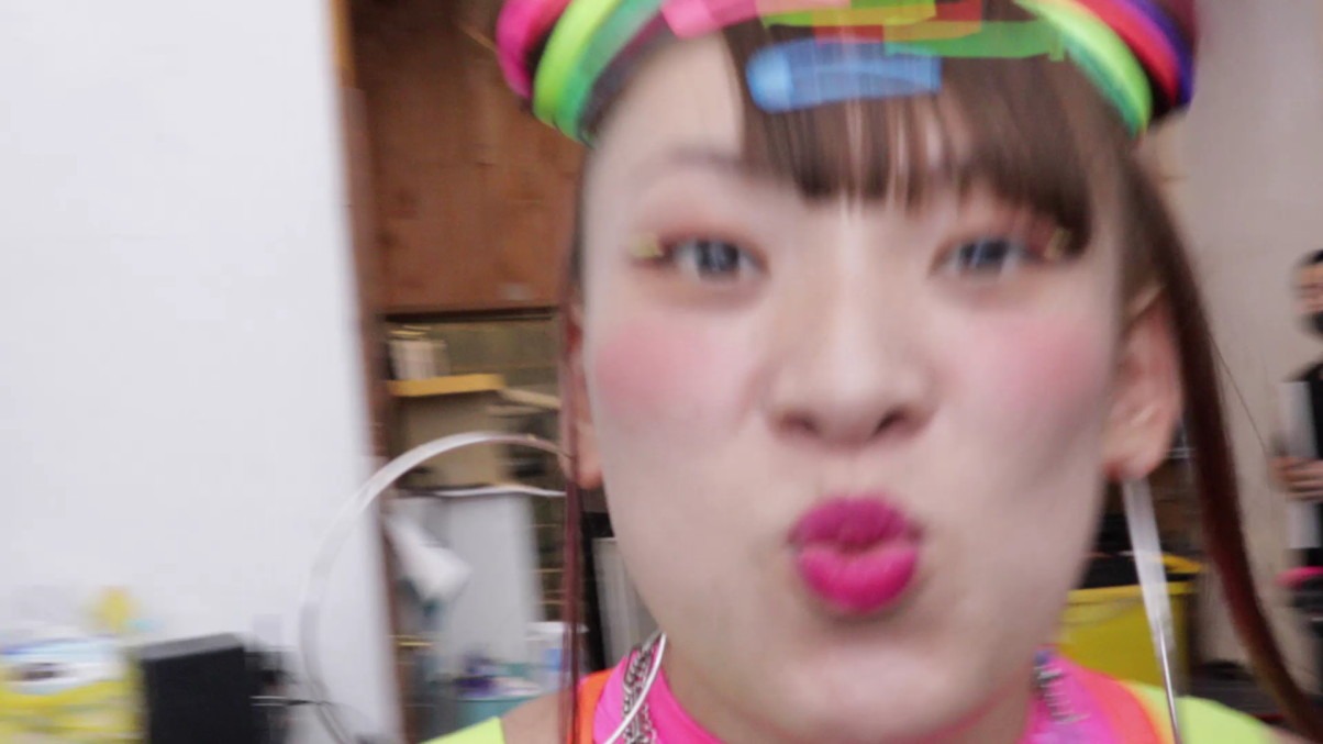 Web動画「めっちゃ言うフワちゃん」撮影中の様子。