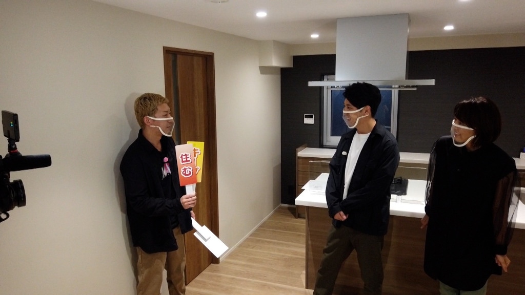 「ニューヨーク不動産」に出演するニューヨークと中村仁美（右）。(c)TBS