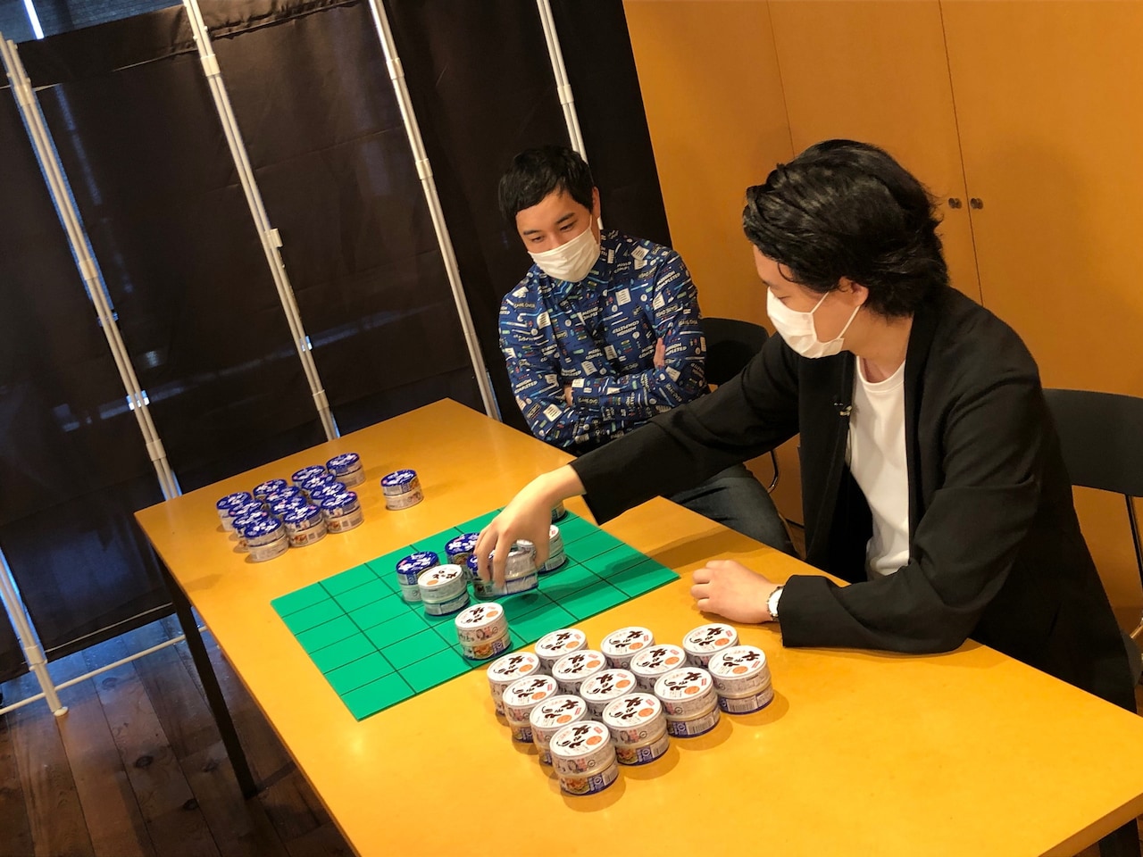 霜降り明星、ゲームで獲得した缶詰を使って料理対決