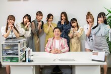 さらば青春の光・森田と、（後列左から）花咲れあ、青山ひかる、アンジェラ芽衣、桃月なしこ、林ゆめ、十味、河原まゆ、由良ゆら。(c)MBS