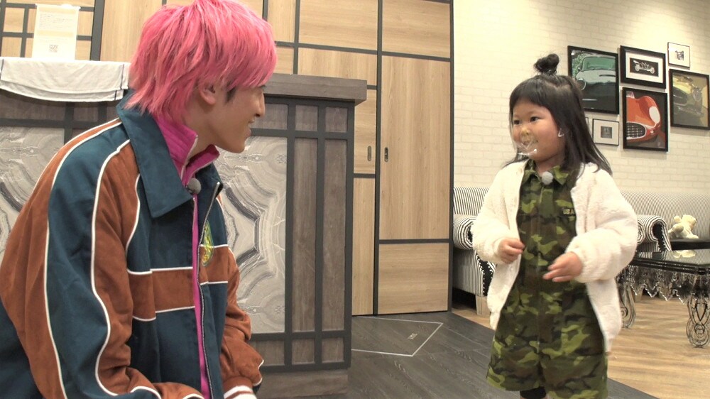 EXITが5歳の女の子・ぽるぽるちゃんをエスコートするロケ特番 - お笑い