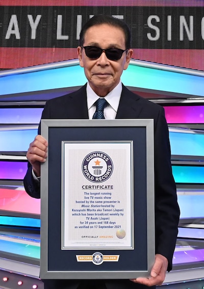 ギネス世界記録認定の盾を手にしたタモリ。 (c)テレビ朝日