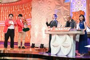 「キングオブコント2021」優勝トロフィーを見せる空気階段（左）。(c)TBS