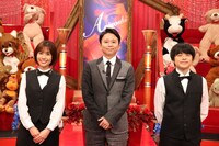 （左から）山崎夕貴アナ、有吉弘行、バカリズム。(c)フジテレビ