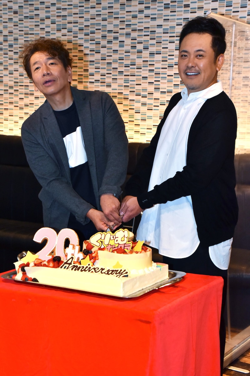 新バラエティ番組「くりぃむナンタラ」の記者会見で、改名20年を祝してケーキ入刀に臨む、くりぃむしちゅー。