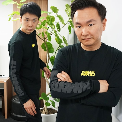 LOGO LS TEE（FC限定販売）を着用したかまいたち。