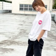 CIRCLE LOGO TEEの着用例。